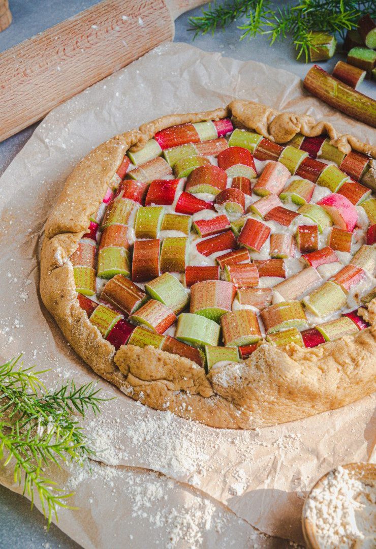 Une tarte à la rhubarbe sans gluten sans lactose entière avec pâte sablée dorée et crème d'amande