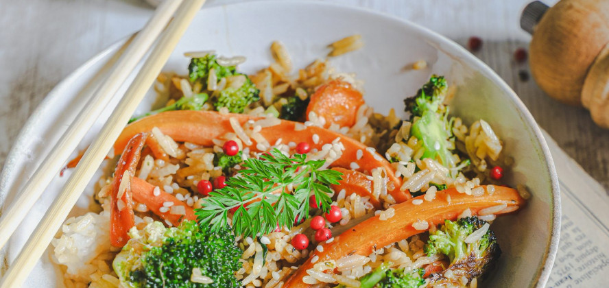 Ceci est une photographie de riz sauté aux légumes -zenglutenfree