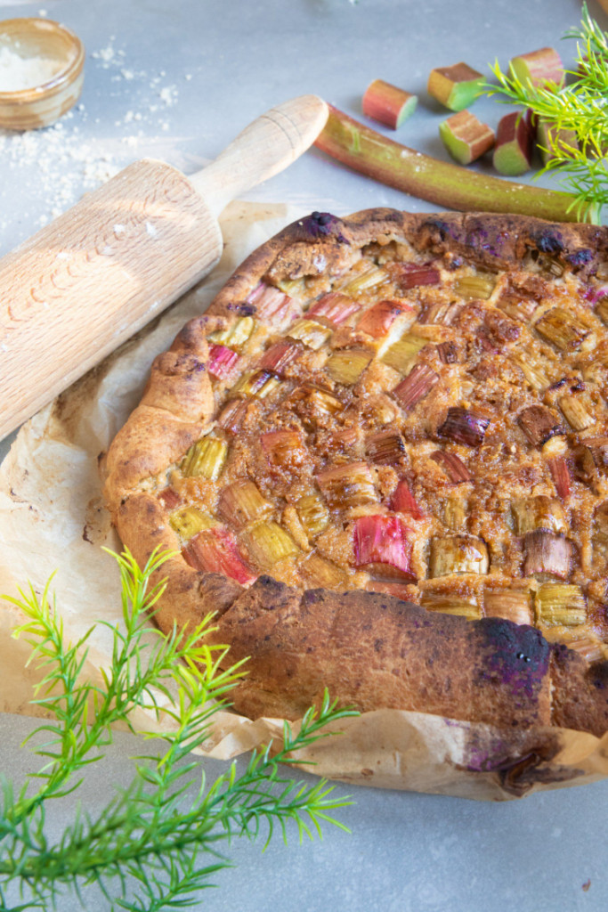 Tarte à la rhubarbe sans gluten sans lactose entière avec pâte sablée dorée et crème d'amande