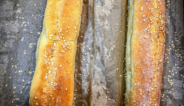 Ceci est une photographie de baguettes de pain sans gluten