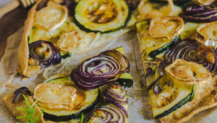 Ceci est un photographie de tarte fine courgette, oignon,chèvre-zenglutenfree