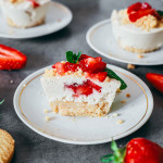 Cheesecakes végétaux crus sans gluten avec base sablée, crème de cajou et fraises