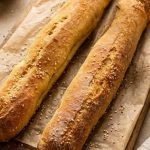 Baguettes de pain sans gluten croustillantes et dorées avec mix pain Schar graines de tournesol et incisions diagonales