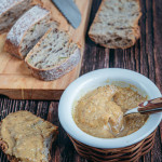 Caviar d'aubergine sans gluten dans un bol blanc avec pain