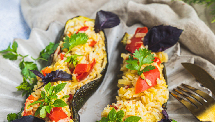 Ceci est une photographie de courgettes farcies végétaliennes et sans gluten