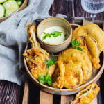 Beignets de légumes vegan sans gluten croustillants avec farine de pois chiches aubergine et courgette servis avec sauce citronnée