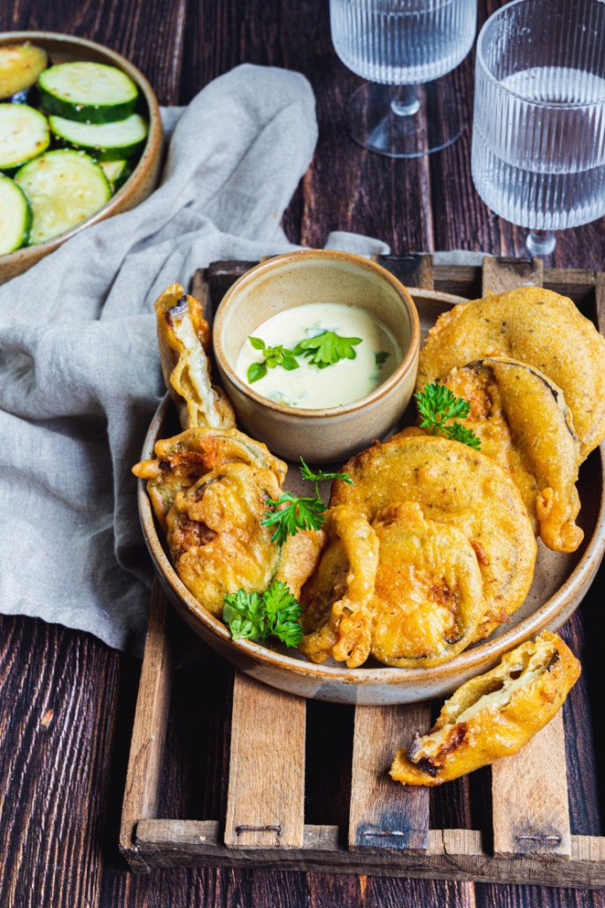 Beignets de légumes vegan sans gluten croustillants avec farine de pois chiches aubergine et courgette servis avec sauce citronnée