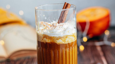 Ceci est une photographie de pumpkin spice latte (Latte à la courge végétal)-zenglutenfree