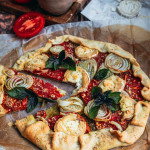 Ceci est une photographie de tarte à la tomate sans gluten végétarienne -zenglutenfree