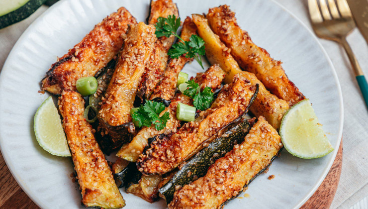 Ceci est une photographie de bâtonnets de courgettes rôtis au sésame et parmesan sans gluten et végétarien-zenglutenfree