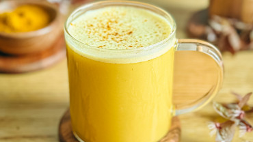 Ceci est une photographie de golden latte {lait d’or} végétal-zenglutenfree