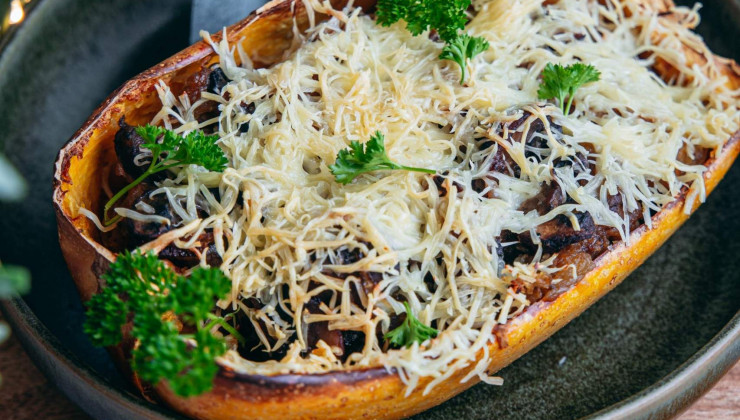 Ceci est une photographie de courge spaghetti aux champignons, recette vegétale et sans gluten-zenglutenfree