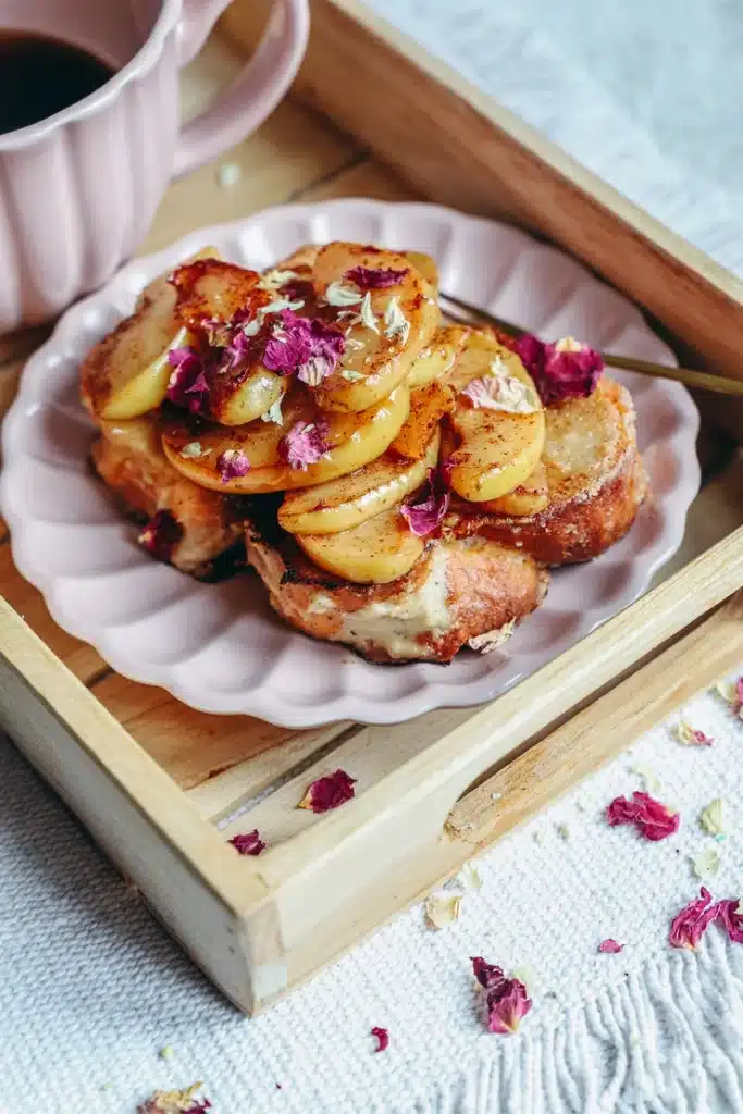 Ceci est une photographie de brioche perdue sans gluten aux pommes caramélisées-zenglutenfree