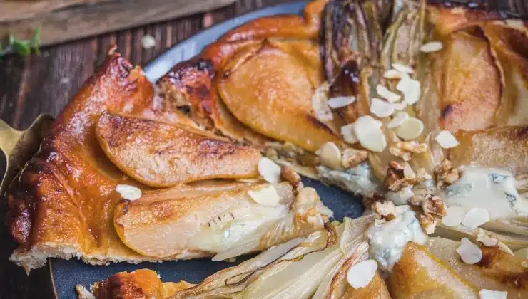 Ceci est une photographie de tarte endives poire gorgonzola- zenglutenfree