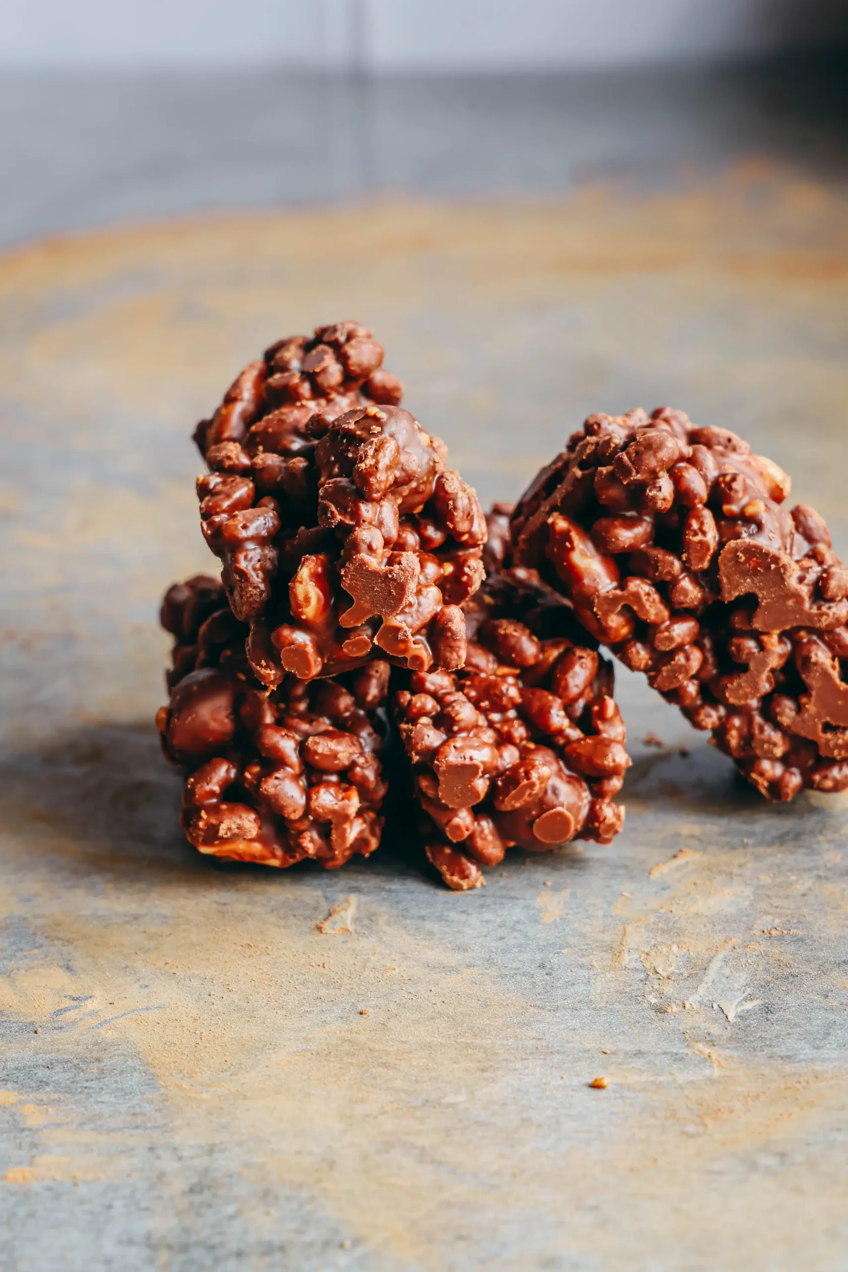 ceci est une photographie de barres de riz souffl&eacute; au chocolat
