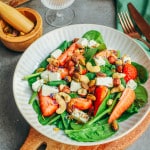 Salade épinards fraises fêta sans gluten dans un grand saladier avec noix et vinaigrette balsamique