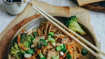 Ceci est une photographie de wok de nouilles de riz sautées aux légumes et tofu-zenglutenfree