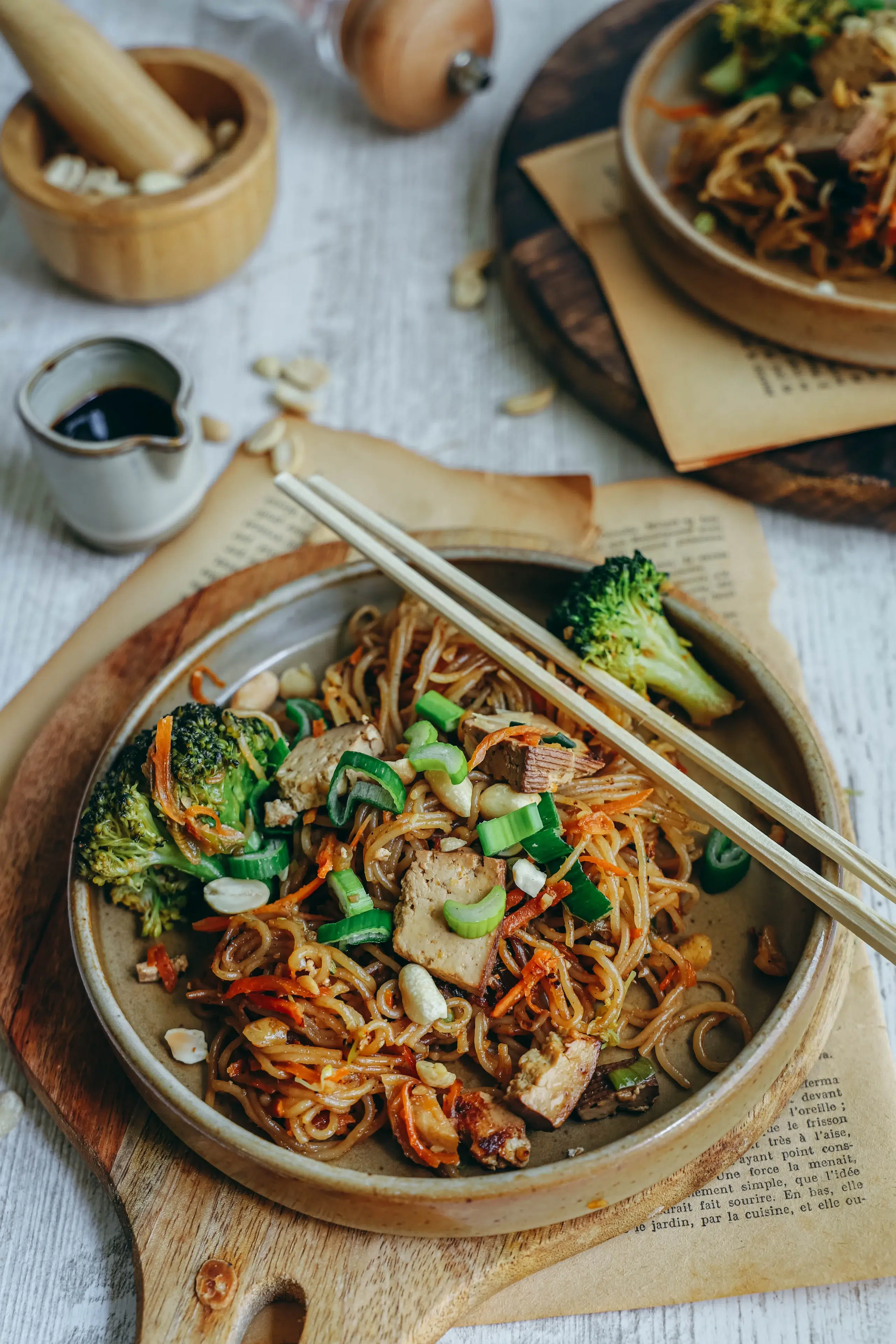 wok de nouilles de riz aux légumes et tofu