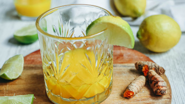 Ceci est une photographie de jus immunité gingembre curcuma citron -zenglutenfree