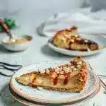 Flan crémeux à la cacahuètes sans gluten vegan sur pâte sablée maison aux épices tranché sur assiette