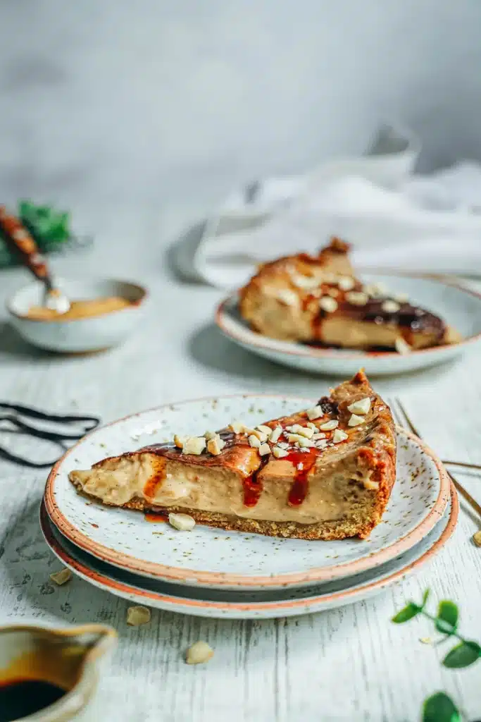 Flan crémeux à la cacahuètes sans gluten vegan sur pâte sablée maison aux épices tranché sur assiette