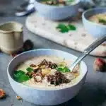 Velouté de morilles sans gluten onctueux dans un bol blanc, filet de crème