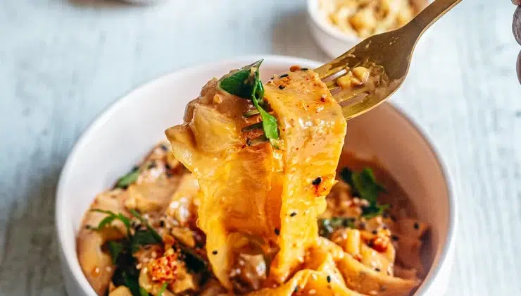 Ceci est une photographie de Photo d'une délicieuse recette de nouilles de feuilles de riz à la sauce cacahuètes.