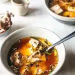Bol de soupe miso sans gluten avec dés de tofu, champignons et oignon vert