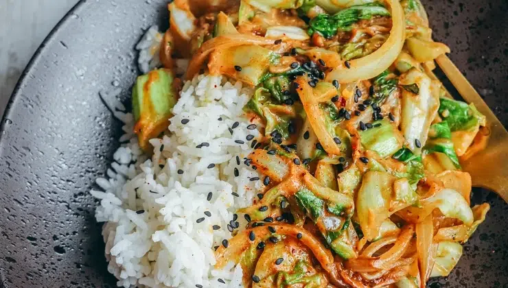 photo de wok de feuilles de chou-fleur sauce cacahuète