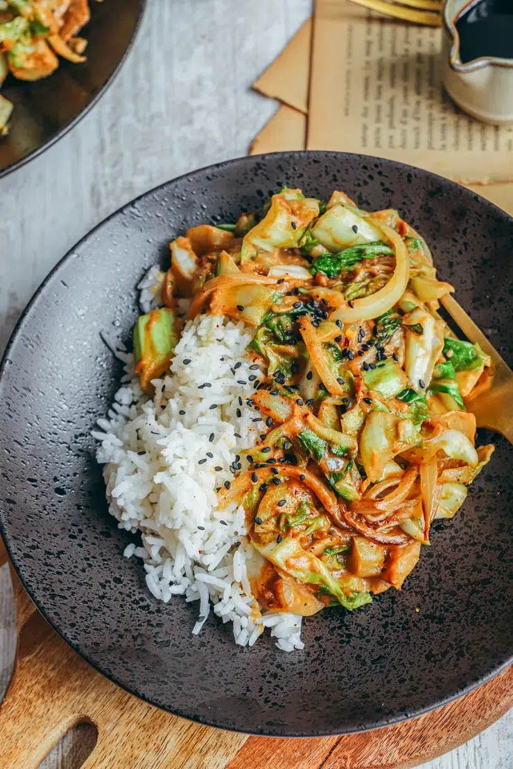 photo de wok de feuilles de chou-fleur sauce cacahuète