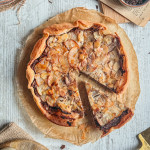 Tarte chocolat pomme sans gluten croustillante sur papier cuisson avec des amandes effilées