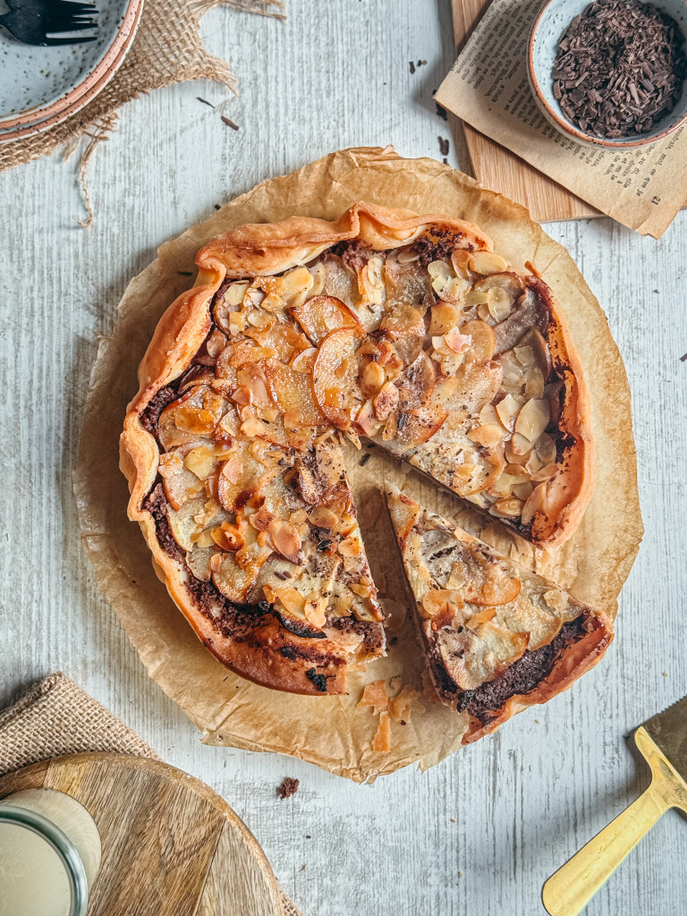Tarte chocolat pomme sans gluten croustillante sur papier cuisson avec des amandes effilées
