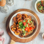 Alloco bananes plantains frites sans gluten avec sauce mayonnaise herbes