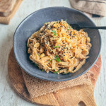 Pad thai sans gluten à la sauce cacahuète avec nouilles de riz tofu légumes et cacahuètes dans un bol