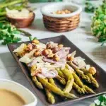 ceci est une photo d'asperges vertes à la sauce tahini