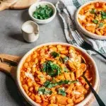 Haricots blancs à la sauce tomate sans gluten mijotés avec gingembre dans un plat en bois