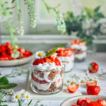 Tiramisu aux fraises sans gluten végétal en verrines avec chantilly coco fraises fraîches et boudoirs sans gluten