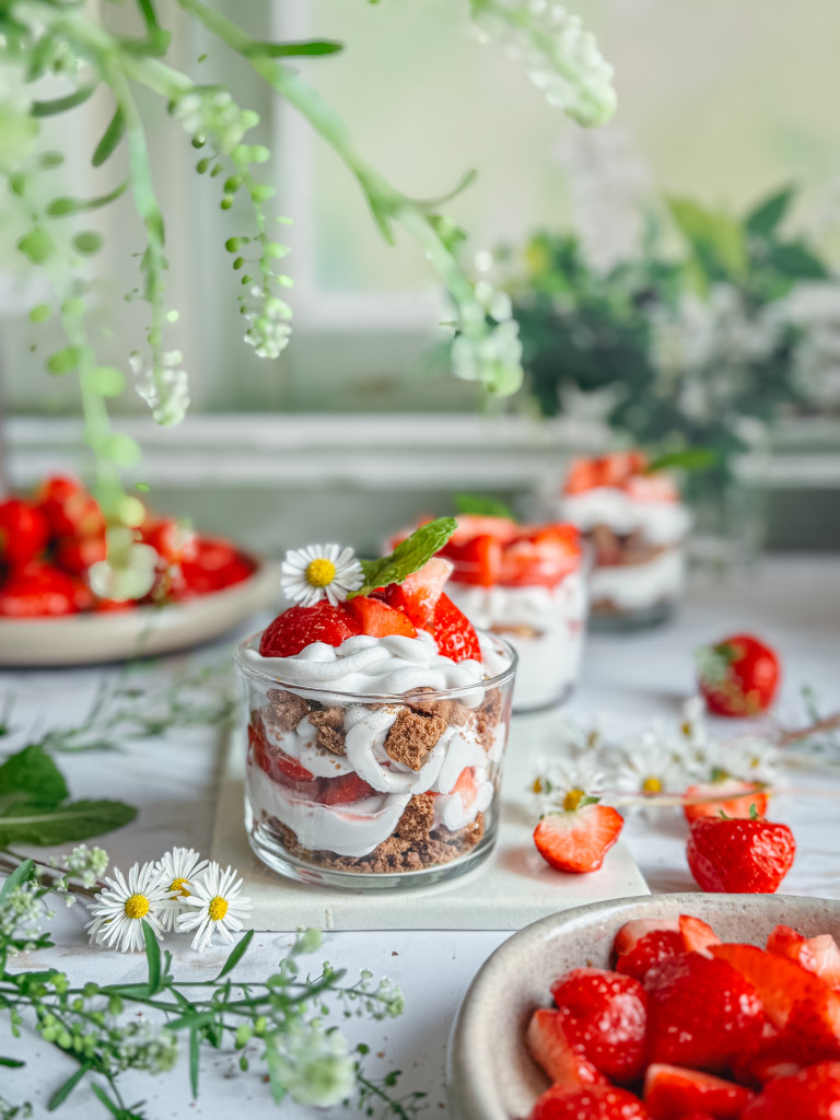 Tiramisu aux fraises sans gluten végétal en verrines avec chantilly coco fraises fraîches et boudoirs sans gluten