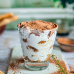 Tiramisu végétal et sans gluten en verrine avec chantilly coco aérienne boudoirs imbibés de café et cacao en poudre