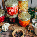 Ceci est une photo de pickles de légumes