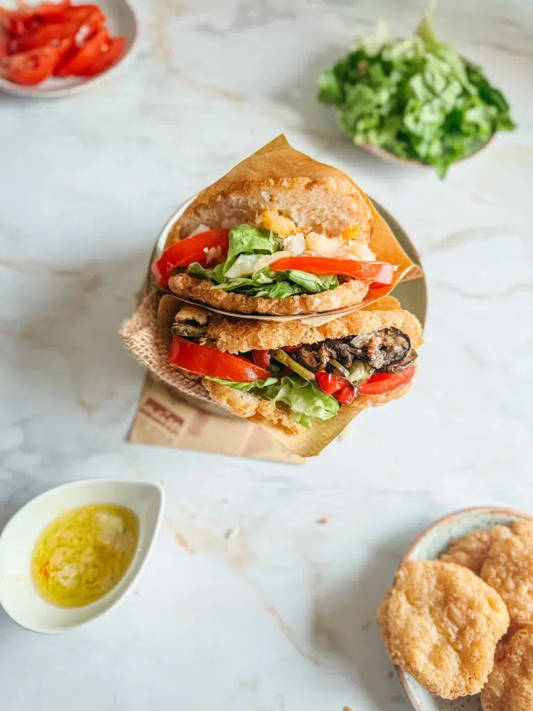 Bokits sans gluten garnis de légumes frais tomates salade et sauce sur papier kraft