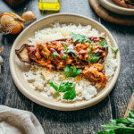 Aubergines au four à la mexicaine fondantes servies sur riz blanc avec coriandre fraîche et sauce tomate épicée