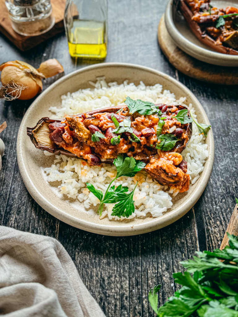 Aubergines au four à la mexicaine fondantes servies sur riz blanc avec coriandre fraîche et sauce tomate épicée