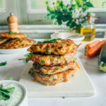Galettes de légumes au sarrasin sans gluten croustillantes avec sauce yaourt ail et persil