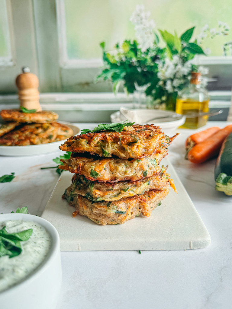 Galettes de légumes au sarrasin sans gluten croustillantes avec sauce yaourt ail et persil