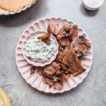 Chips de sarrasin croustillantes en triangles dorés avec sauce yaourt ail et persil