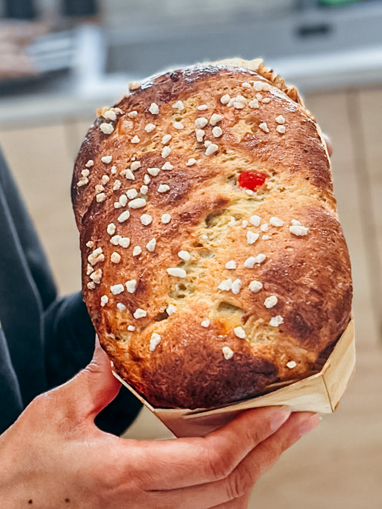 Ceci est une brioche sans gluten elle est dorée, moelleuse,