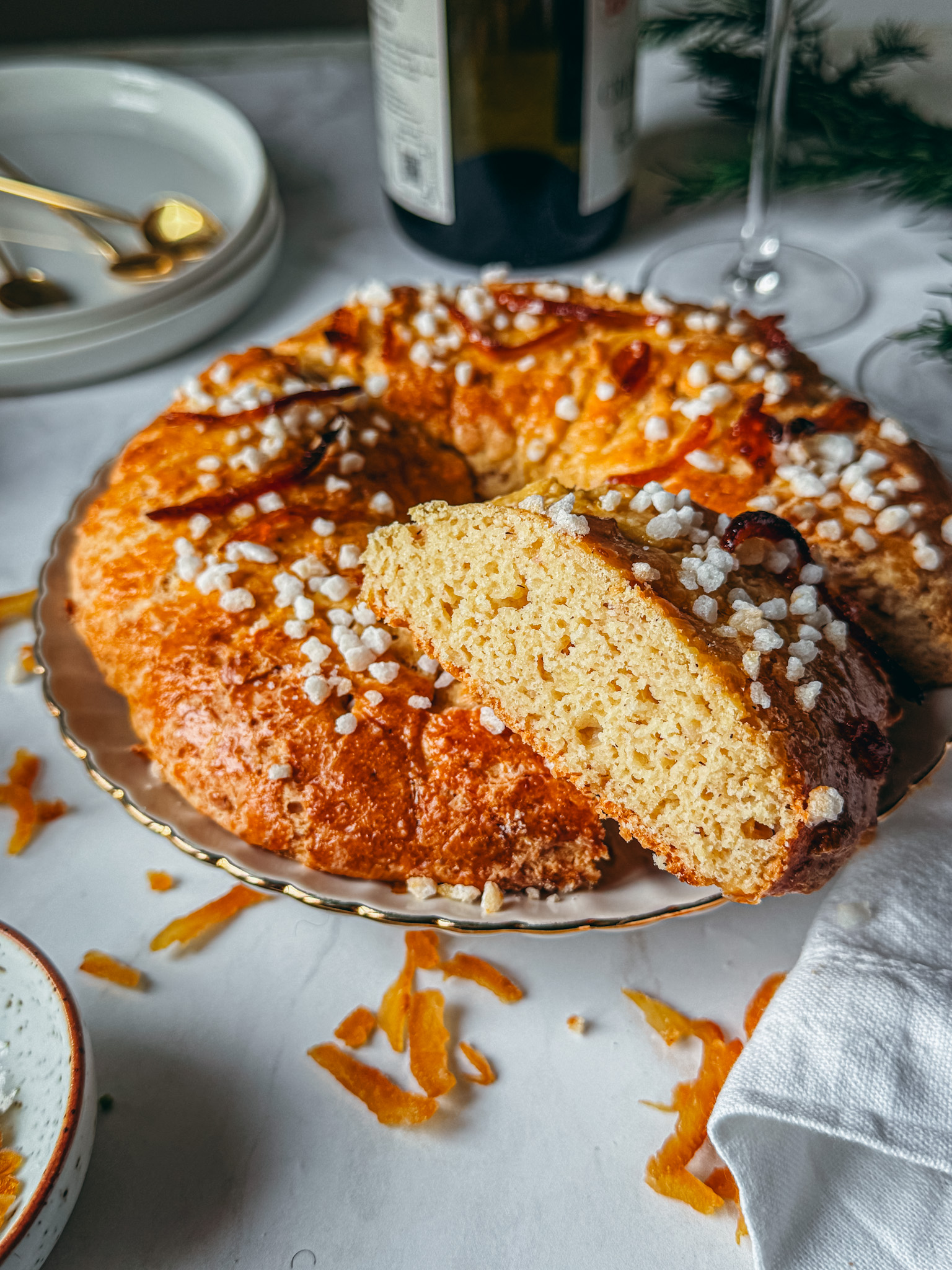 Ceci est une brioche sans gluten elle est dorée, moelleuse,