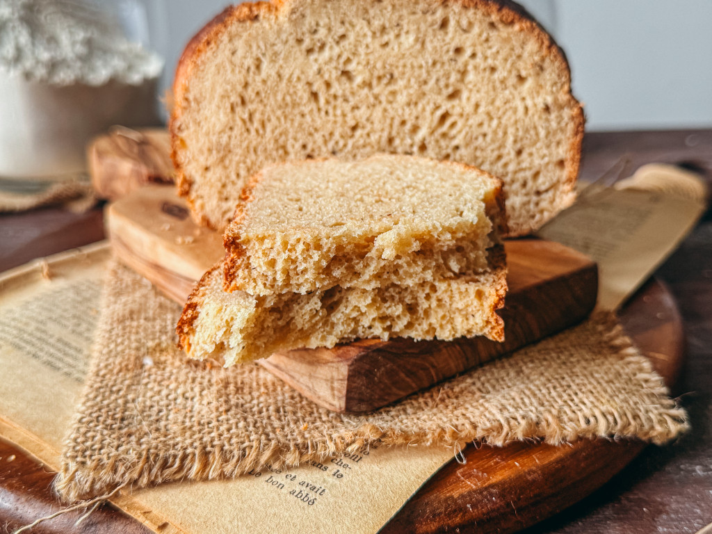 Ceci est une brioche sans gluten elle est dorée, moelleuse,