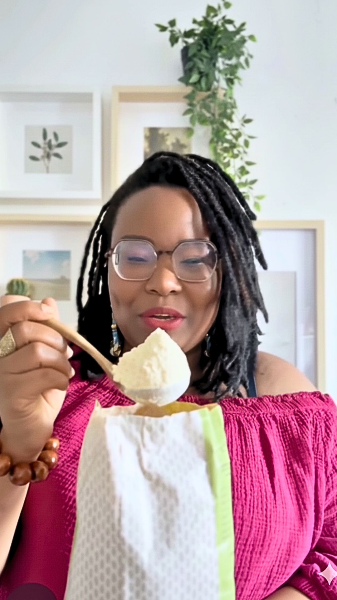 Carole qui a une cuillère de farine de pois chiches dans la main droite et dans la main gauche elle tient le paquet de farine de pois chiches
